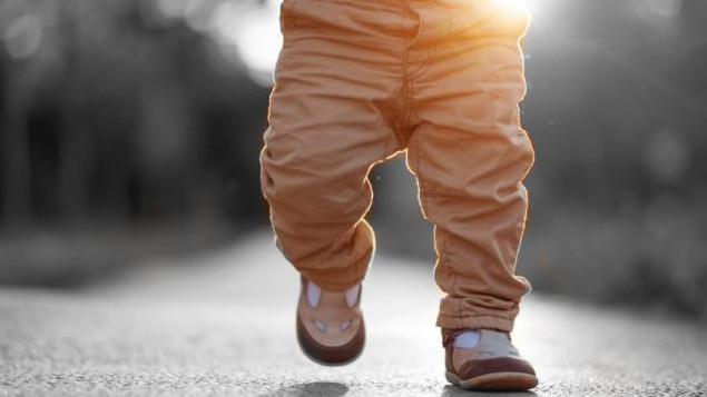 Bébé qui marche debout - éveil